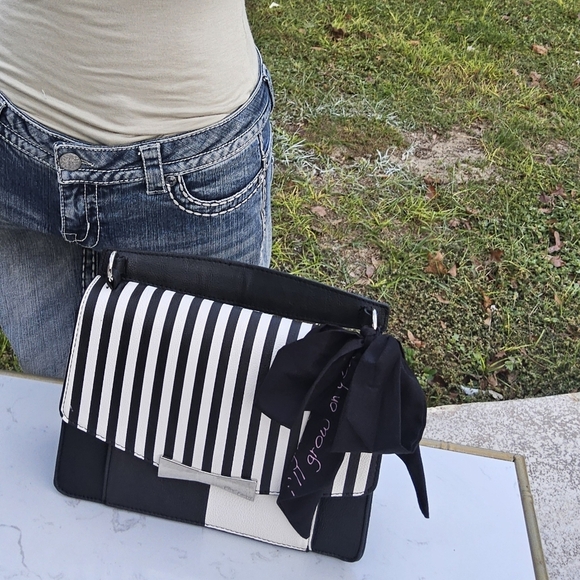 BETSEY JOHNSON RARE BLACK/WHITE STRIPPED w/ EMPOWERING SCARF TOP HANDEL - Picture 7 of 8
